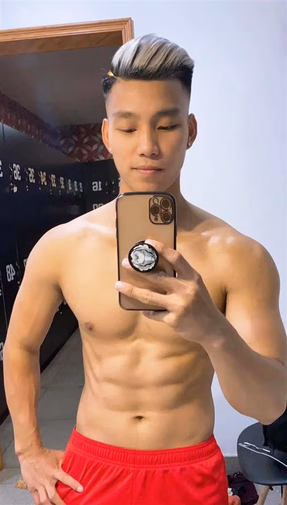 Mỗi lần vén quần Vũ Văn Thanh khiến fan đứng ngồi không yên với bắp đùi săn chắc.