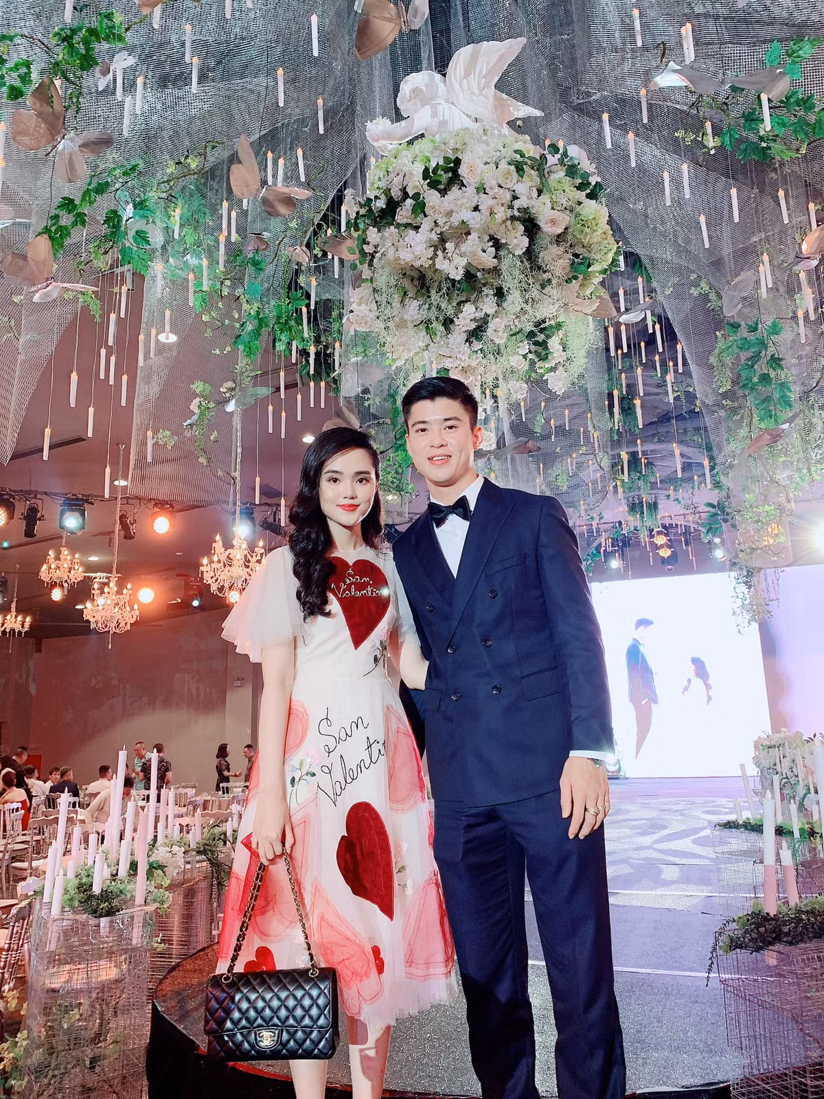 Phong cách nền nã và nhẹ nhàng – đúng với hình ảnh "gái ngoan nhà lành", tiểu thư Hà thành mà lâu nay Quỳnh Anh xây dựng. Tuy nhiên, sự đơn giản này dường như lại không đủ sức thuyết phục khán giả khi đi kèm với bối cảnh "sang chảnh" mà cô xuất hiện.