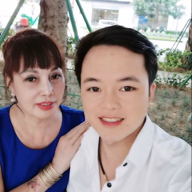 Lên sóng livestream, "cô dâu 62 tuổi" lộ dung nhan “sai quá sai” Len song livestream,