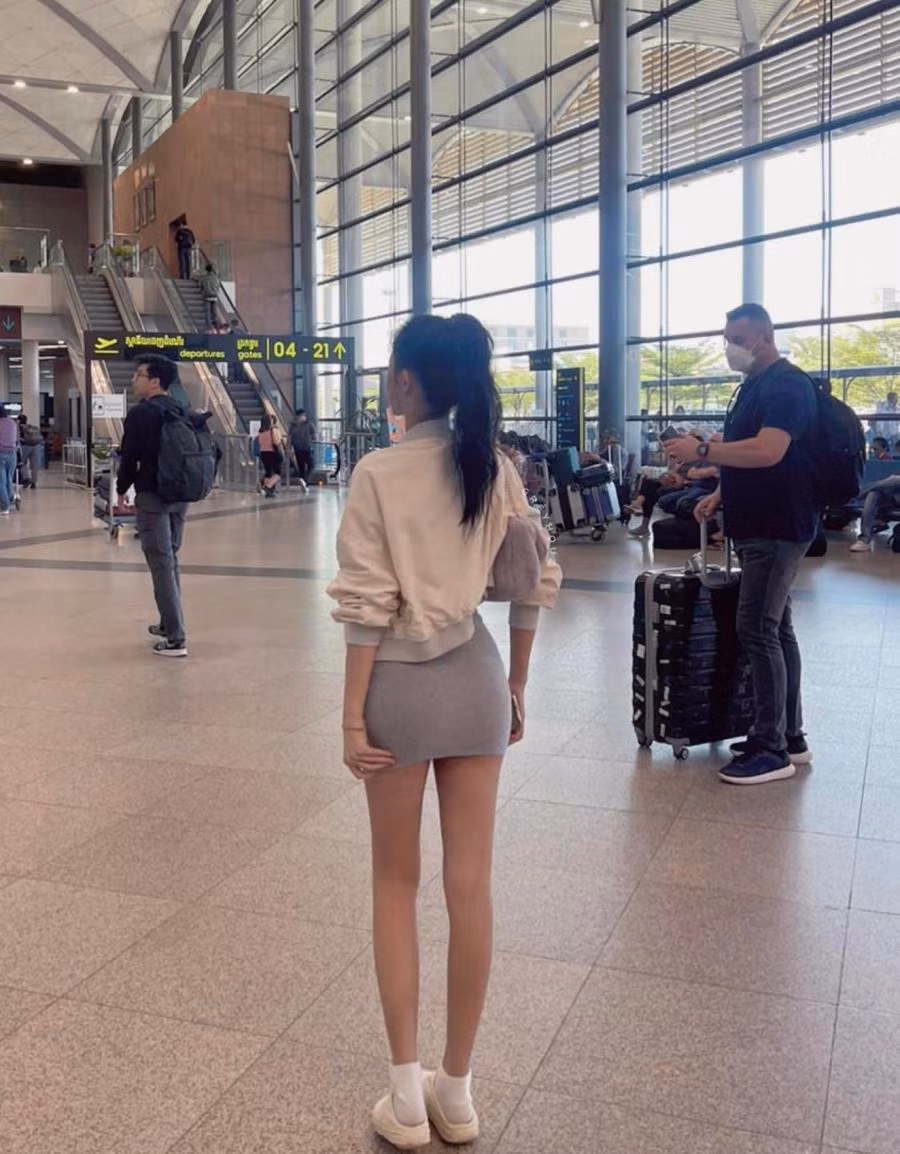 Sau khi bức ảnh cô gái diện bodycon được đăng tải, danh tính của cô nàng bỗng chốc trở thành tâm điểm truy tìm của dân mạng. Nhưng hiện nay, mọi thông tin của netizen chỉ là số 0.