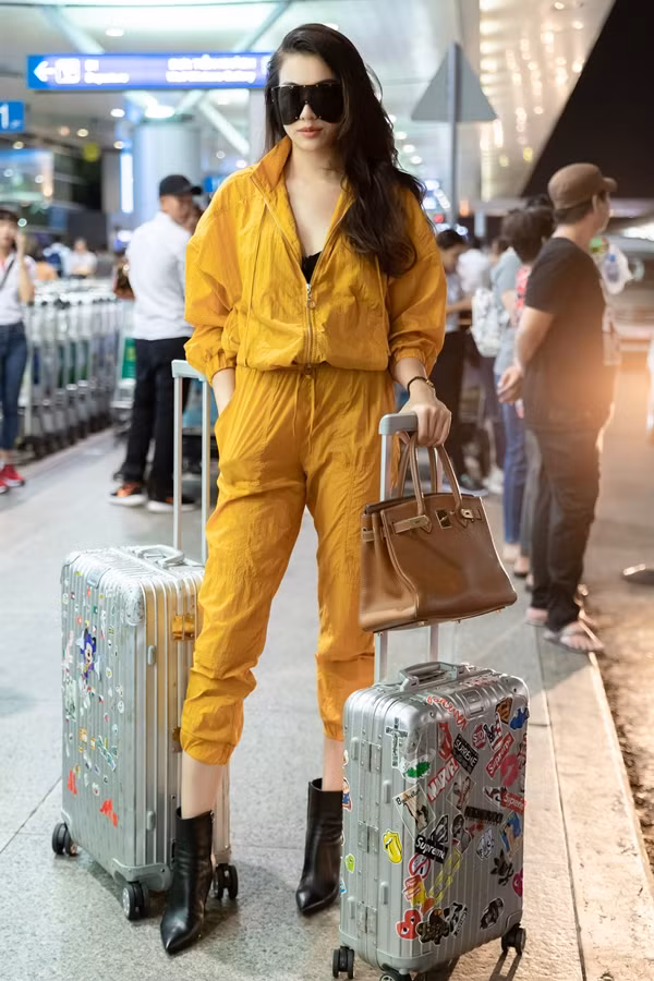Ngoài ra, có những thiết kế sử dụng đường cut out đặt ở vị trí chưa hợp lý, xẻ tà quá cao hoặc quá ngắn... cũng là nguyên do khiến nhiều cô gái mất đi vài phần hoàn hảo.