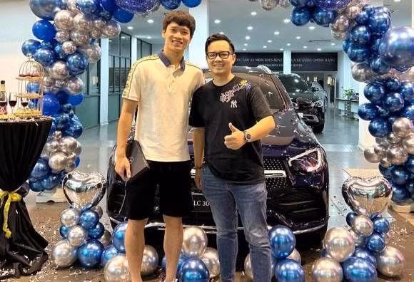 Năm 2022 Hoàng Đức đã tự thưởng cho bản thân một chiếc Mercedes-Benz GLC có giá 2,6 tỷ đồng.