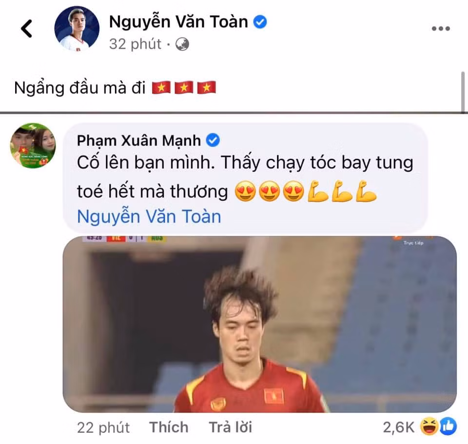 "Chủ tịch" Văn Toàn sau trận đấu lập tức bị đồng đội cà khịa vì kiểu "tóc gió bay tung".