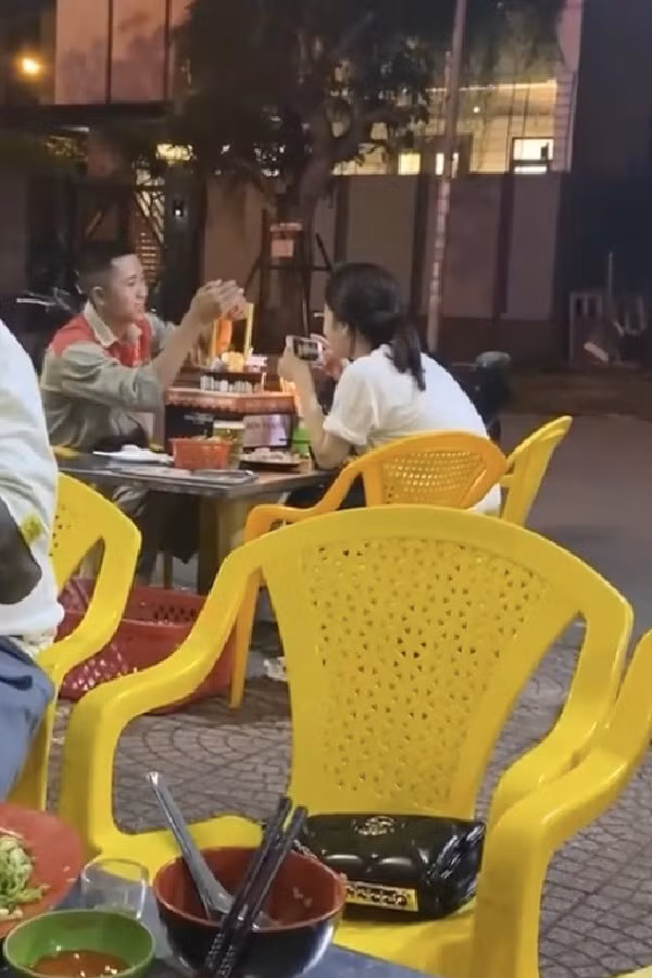 Don sinh nhat tai quan via he, cap doi khien netizen rung rung