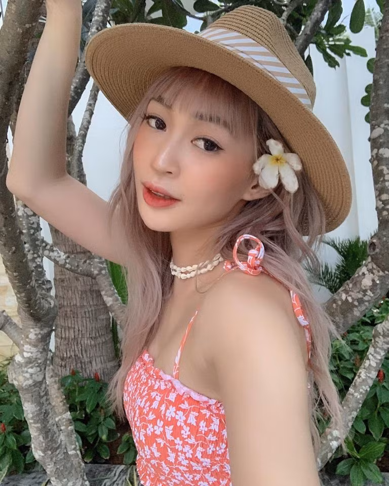 Trước đó, bạn gái cũ của Phở Đặc Biệt mặc chiếc váy trên để mừng tuổi mẹ và người thân ở nhà.