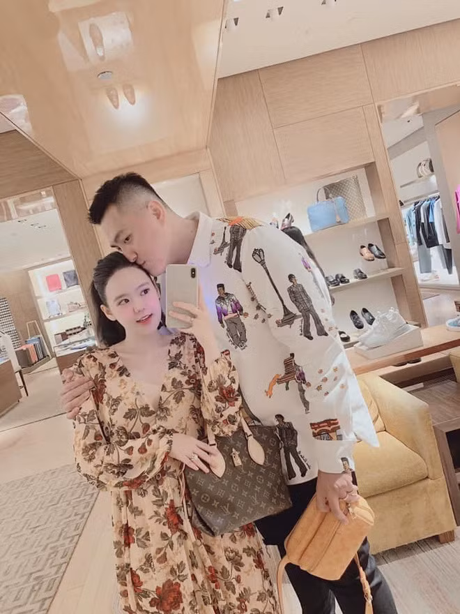 Thậm chí nhiều người còn cho rằng nhan sắc của con dâu “ông trùm” điện tử khi lọt camera thường còn cuốn hút hơn với ảnh tự đăng.
