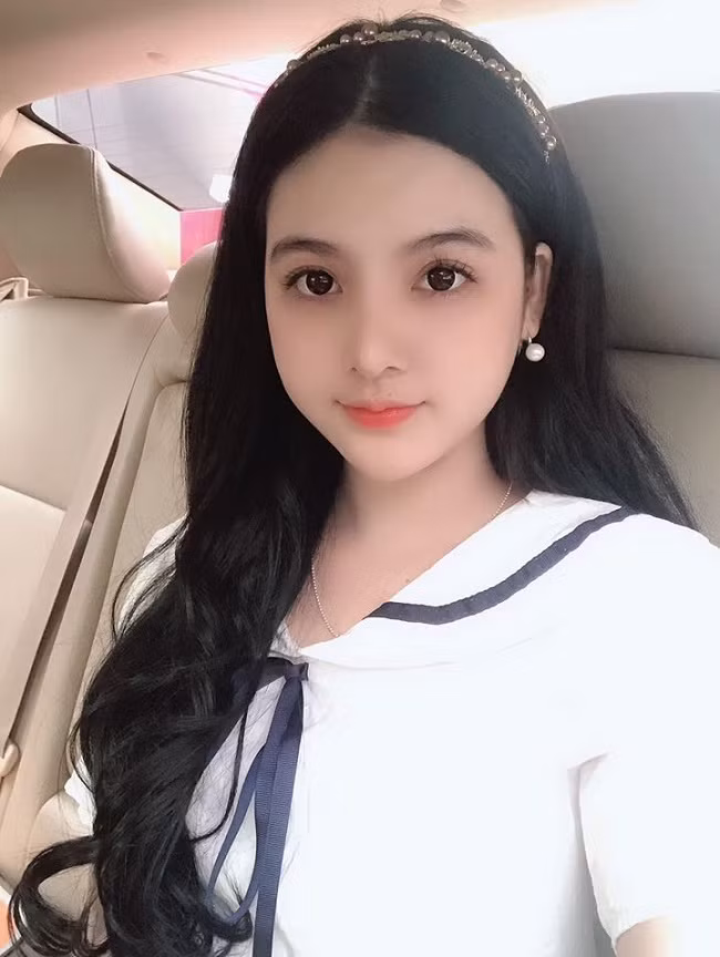 Sở hữu gương mặt trái xoan, đôi mắt to tròn kèm theo đó là những đường nét thanh tú, Nông Lưu Thảo đã khiến cho giới trẻ, đặc biệt là các đấng mày râu phải dậy sóng.