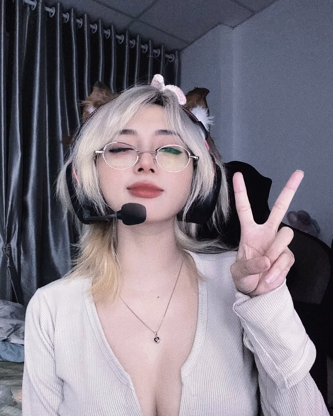 Tại đây, gái xinh làng game giãi bày về tình trạng sức khoẻ đầy bất ổn: "Mình chẳng muốn post gì về tình trạng sức khoẻ vì không muốn gia đình lo lắng. Mình không thể nào di chuyển một cách bình thường được. Té 8 lần trong 1 ngày, chịu hết nổi mới ngã, liệt 2 chân 2 ngày nay...