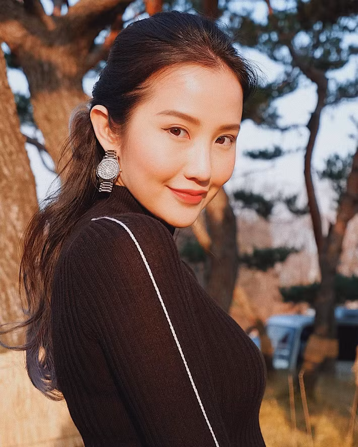 Được biết trước đó, Primmy Trương vướng nghi án bầu bí khi để lộ vòng 2 tròn trịa trong tấm hình check-in ở một sự kiện. Cô nàng cũng từng tâm sự lý do mình ít đăng tải ảnh ọt khoe mặt lên MXH hơn là vì dạo này lên cân, mặt tròn hơn một chút nên ngại.