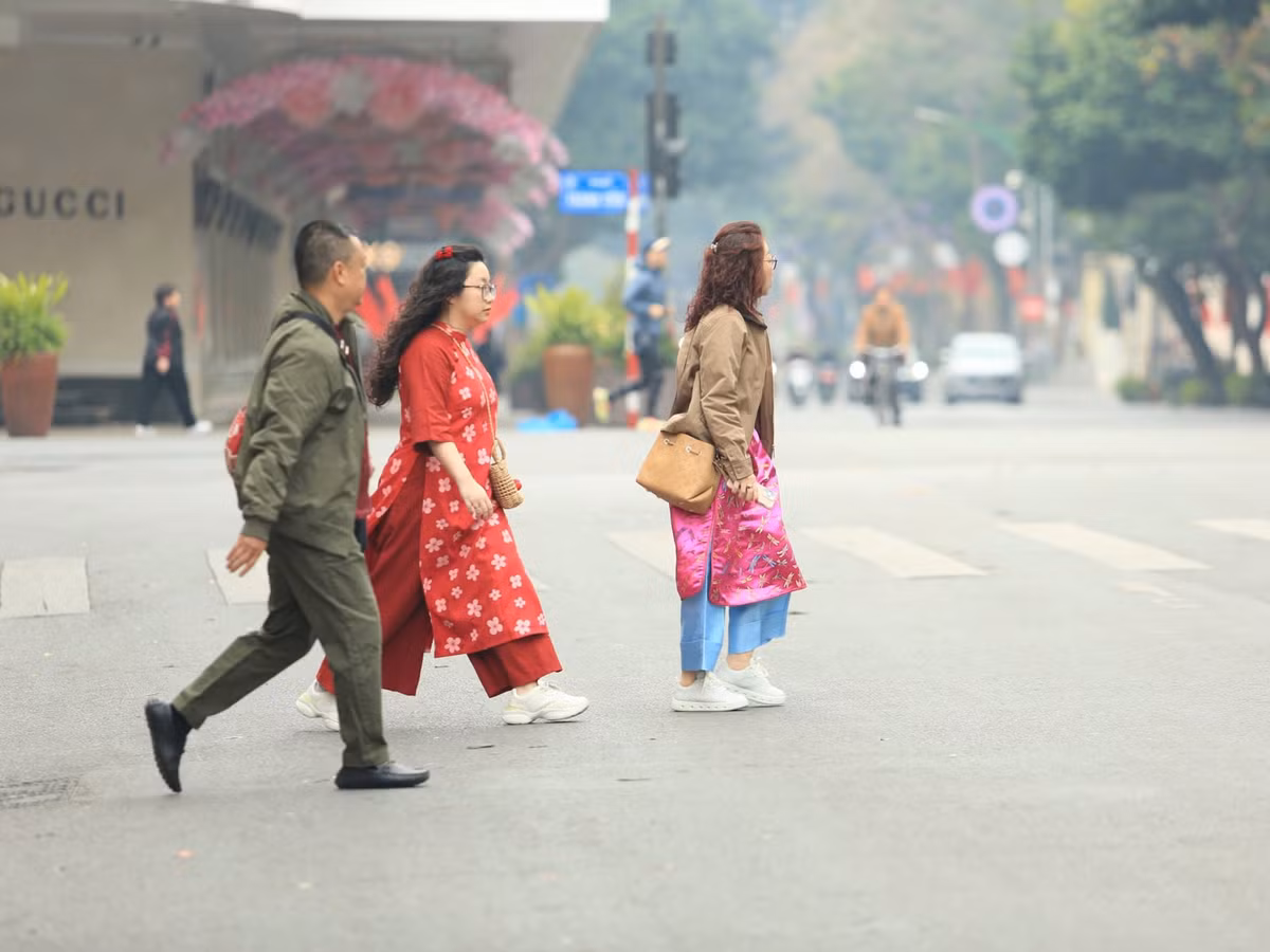 Khu vực hồ Gươm nhiều gia đình đã chọn cách du Xuân sớm trước khi tới nhà họ hàng chúc Tết.