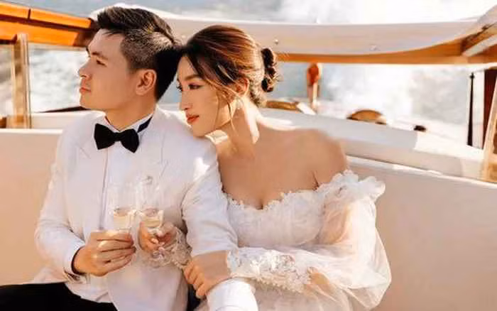 Cách đây chưa lâu, khi làm khách mời trong một talkshow truyền hình và lần đầu chia sẻ về cuộc sống hôn nhân thì Hoa hậu Đỗ Mỹ Linh lại khiến khán giả nhận không ra vì hơi khác lạ.