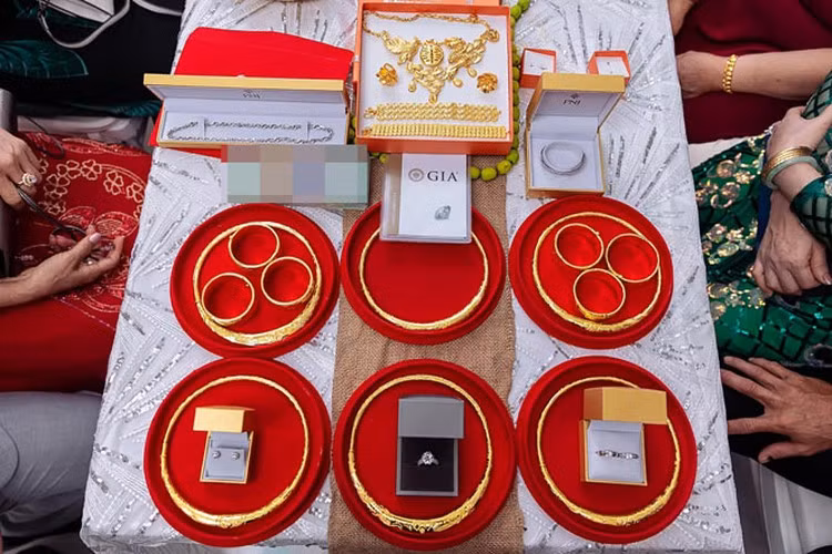Trong một clip khác được đăng tải, số của cải hồi môn của cô gái trải dài nửa chiếc bàn, toàn vòng tay, vòng cổ, nhẫn vàng.