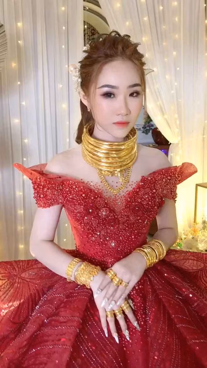 Cô dâu đeo vàng ở Bạc Liêu lên sóng, netizen trầm trồ nhan sắc Co dau deo vang o Bac Lieu len song, netizen tram tro nhan sac