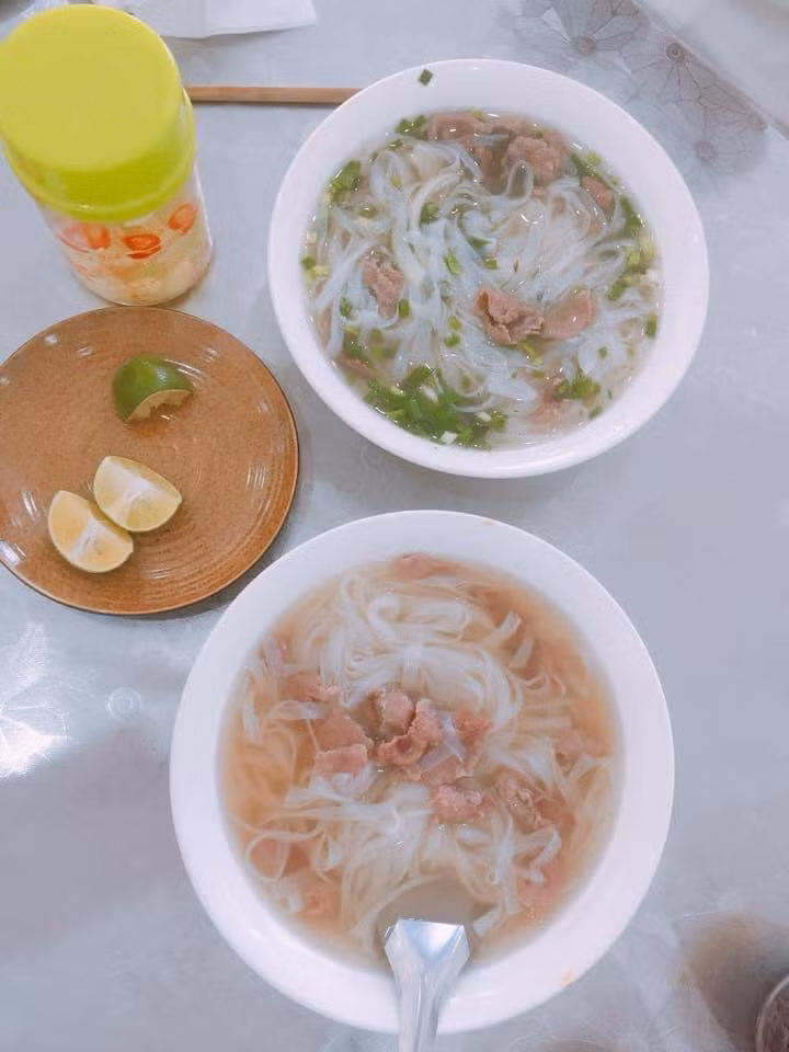 Hình ảnh so sánh giữa một bát phở có hành và #teamghéthành.