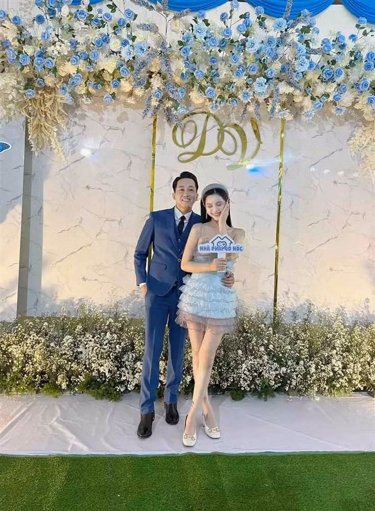 Xuất hiện tại hôn lễ, người đẹp chuyển giới chọn mẫu váy trắng xếp tầng khoe vai trần quyến rũ.