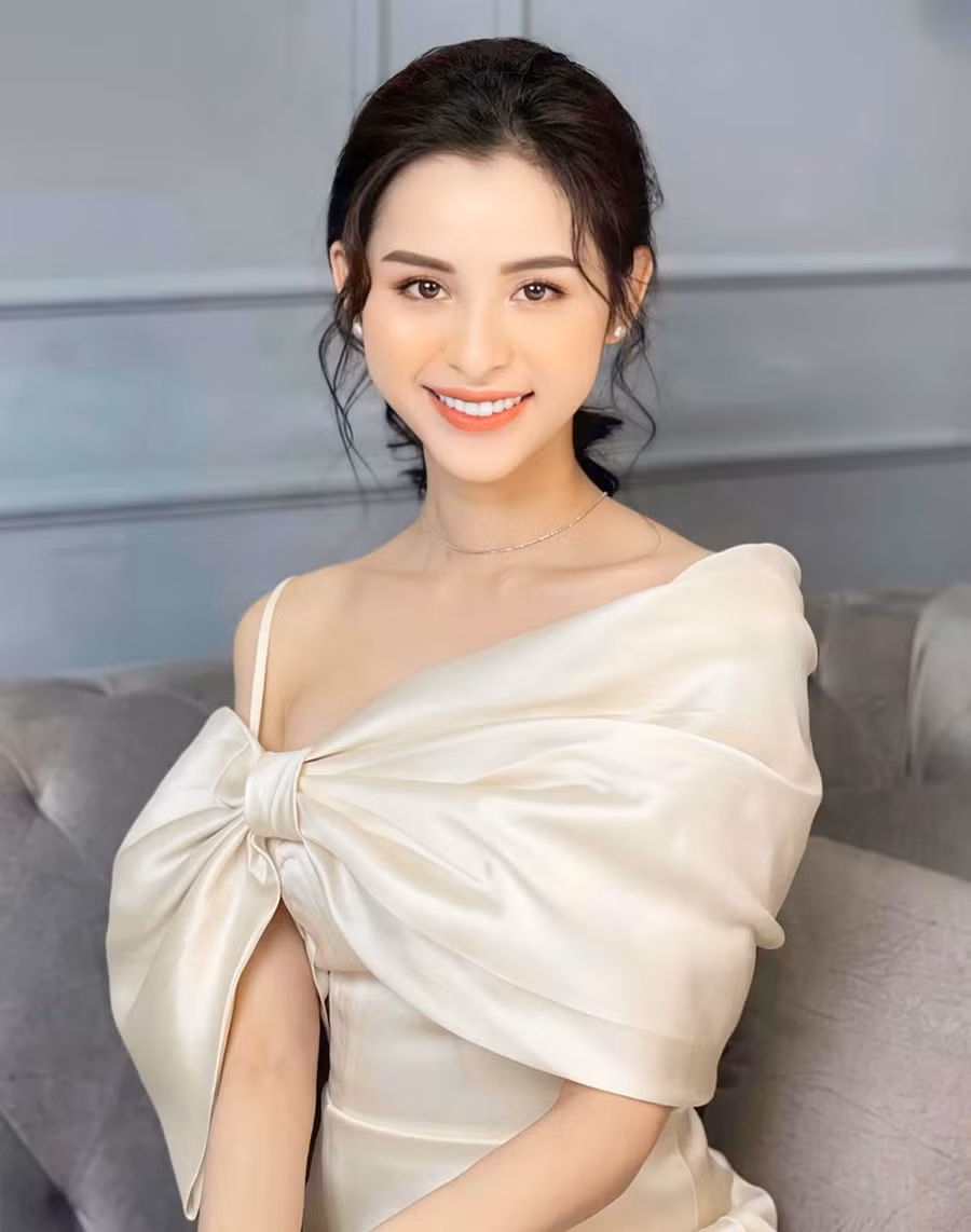 Với màn lên đồ này, Á hậu chuyển giới được cho đã giậttrọn spotlight tại sự kiện. Nhiều ý kiến còn nhận định, Tường Vilàm nhân vật chính bị "lu mờ".