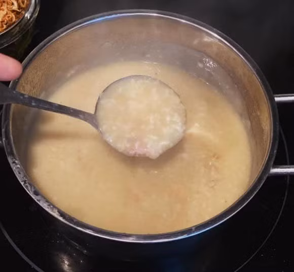 Chưa dừng lại ở đó, mới đây, một người đàn ông còn nghĩ ra cách "giải cứu" bánh chưng rất lạ, đó chính là... nấu cháo.