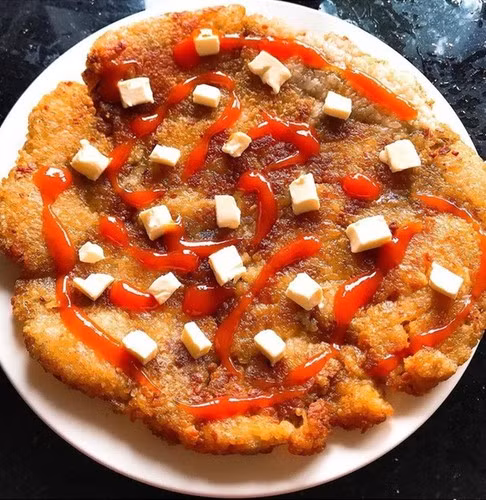 Thậm chí, nhiều người còn miêu tả món bánh chưng rán sau Tết chẳng thua kém gì Pizza.