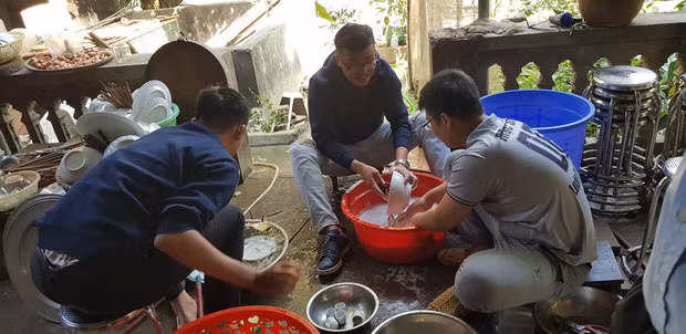 Tuy nhiên, khi mà xã hội ngày càng bình đẳng, cánh mày râu biết san sẻ việc nhà thì chuyện chị em rửa bát Tết chỉ còn là quá khứ.