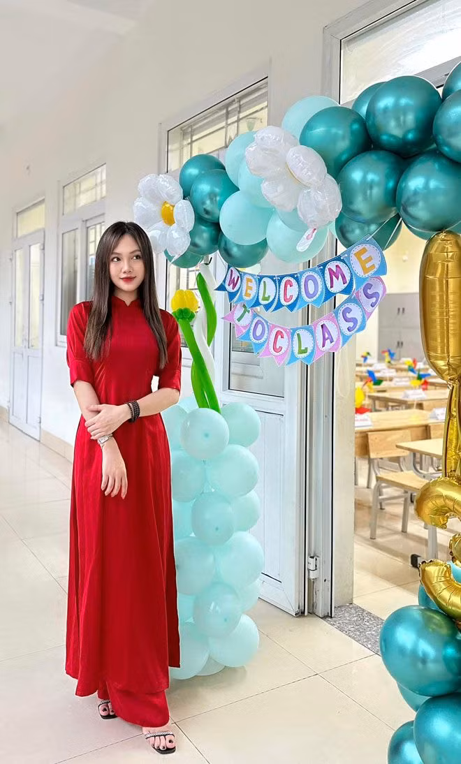 Mới đây, cô giáo Hà thành một lần nữa gây chú ý bởi khoảnh khắc xinh đẹp trong ngày khai giảng. Diện áo dài thướt tha, cô nàng nổi bần bật nhờ nhan sắc khả ái.