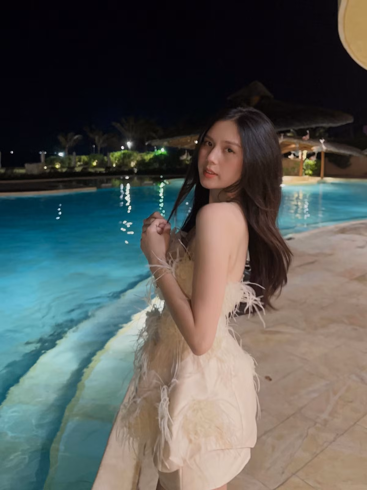 Làm mẹ ở độ tuổi còn khá trẻ, Uyên Kem không khỏi bỡ ngỡ, vụng về. Người đẹp cố gắng tìm hiểu, học hỏi kinh nghiệm và lo toan công việc nhà để chồng yên tâm thi đấu.