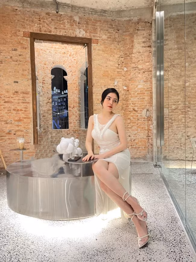Cận cảnh nhan sắc xinh đẹp của cô được nhiều người khen xinh như hoa hậu.