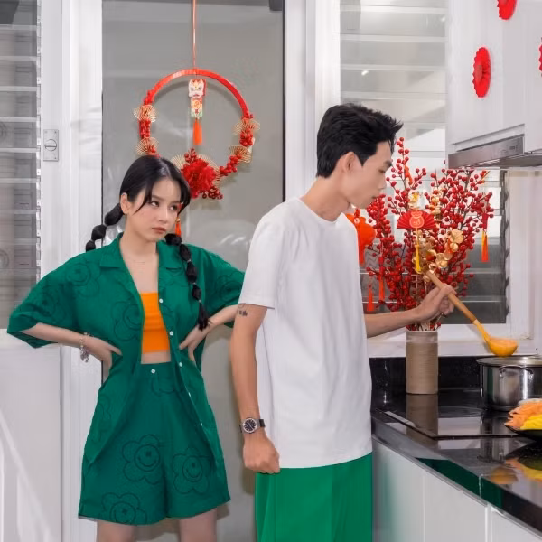 Khi tin đồn chia tay nổ ra, DJ Mie lại có chuyến công tác tại châu Âu. Đáng chú ý, lần xuất ngoại này của cô không có sự đồng hành của bạn trai.
