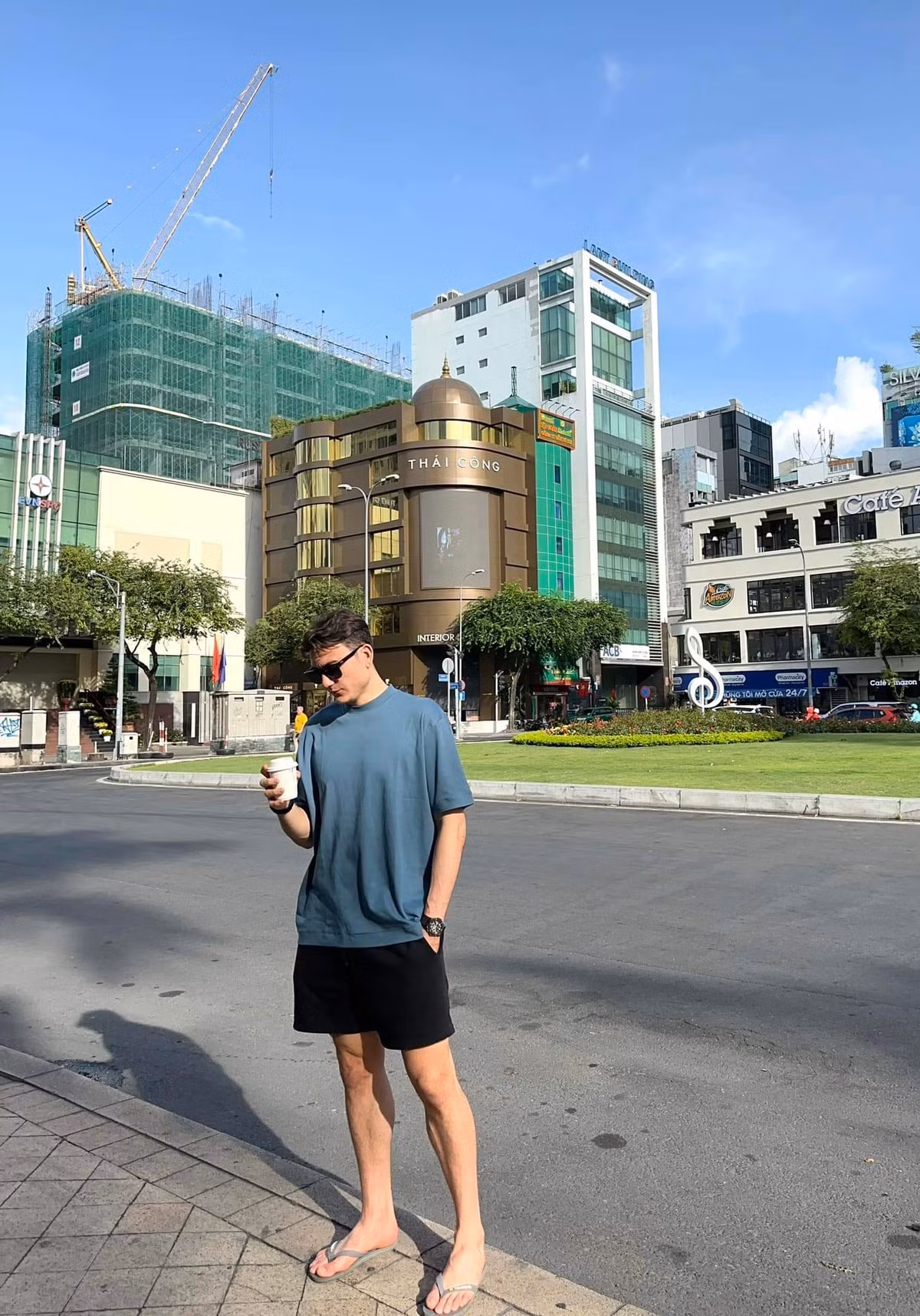 Khoảnh khắc ghi lại, Lâm Tây diện trang phục giản dị, xách vali với gương mặt thể hiện sự "bất ổn".