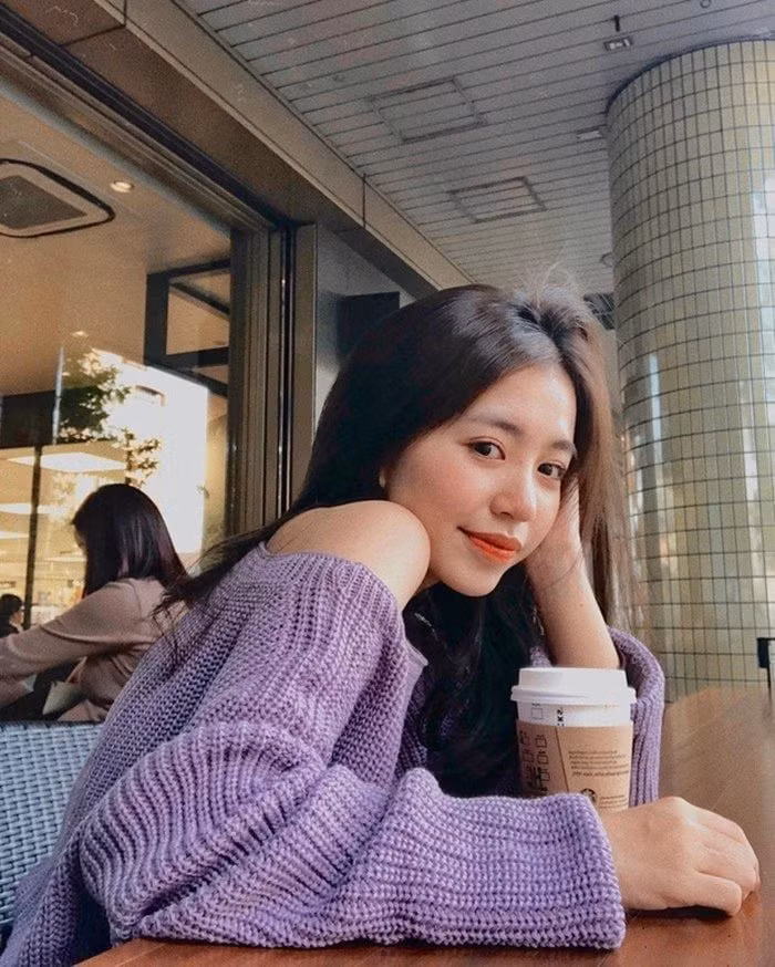 Cụ thể trên dòng story của mình, Mẫn Tiên đã đăng bức ảnh cười rạng rỡ, đứng cạnh một chàng trai kèm caption: "Good things are coming" (Tạm dịch: Những điều tốt đẹp đang đến).
