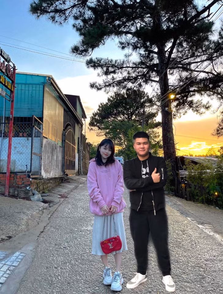 Cụ thể, cô nàng đã đăng ảnh đứng một mình giữa con đường kèm dòng trạng thái: "Ai ghép cho Huỳnh Anh đứng cùng 1 người nữa cho đỡ buồn đi nhỉ".