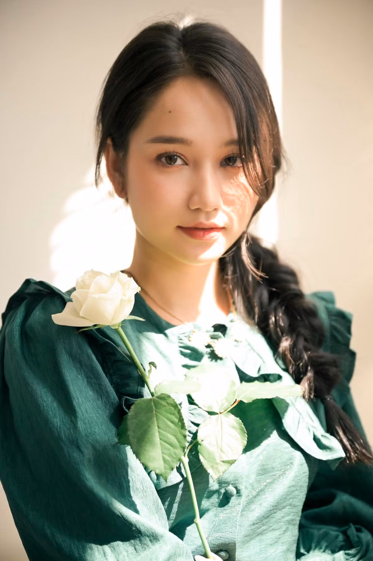 Không thể cứ gồng mình để tỏ ra mạnh mẽ mãi. Tuy nhiên, theo tôi, bên trong tạo ra bên ngoài. Sau thời gian gặp biến cố, tôi cố gắng tập thể dục lấy lại vóc dáng". Nữ diễn viên Mắt Biếc nói thêm.