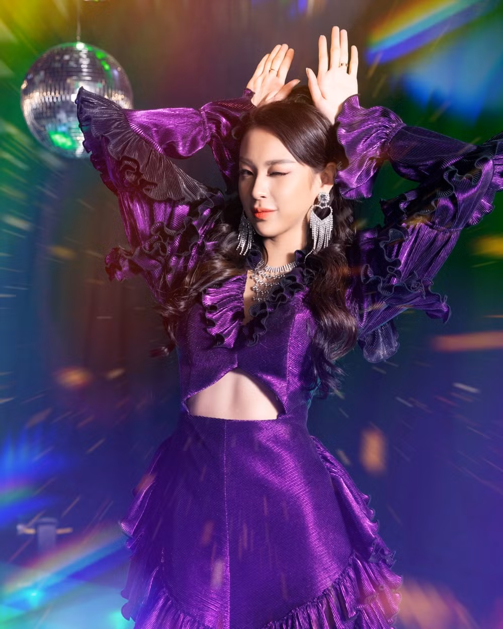 Nổi tiếng trên con đường ca hát với những bản hit gây tranh cãi như "Cắm sừng ai đừng cắm sừng em" hay "Cánh bướm dối gian" nhưng nữ ca sĩ Phí Phương Anh lại khá kín tiếng trên con đường tình yêu.