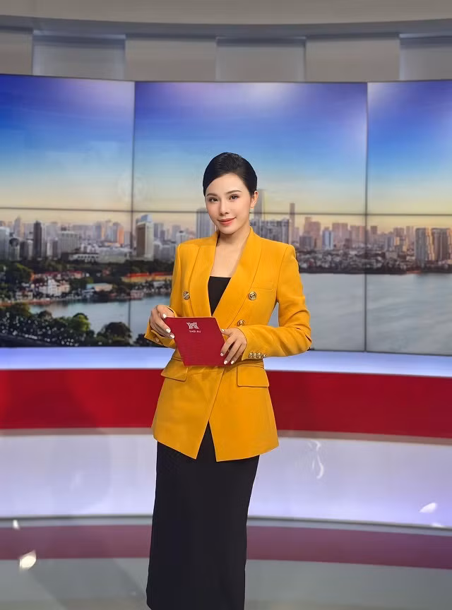 Theo Minh Anh, MC Esport và MC tin tức thời sự có sự khác biệt rất lớn: “Mỗi vị trí là một phong cách, một tinh thần khác nhau. Nếu Esport gắn liền với tôi 5 năm tuổi trẻ, gây dựng nên một Minh Anh cá tính, năng động, trẻ trung, thì làm truyền hình lại giúp tôi chững chạc, trưởng thành, điềm tĩnh hơn. Mỗi một vai trò mang màu sắc khác nhau, phù hợp một giai đoạn trưởng thành của tôi”.