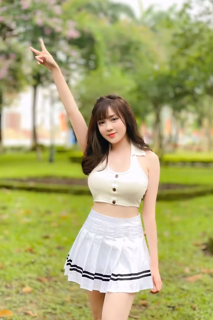 Âu Hà My xuất thân từ một gia đình khá giả, cô còn khiến nhiều người ngưỡng mộ với cuộc sống sung túc và thành tích học tập đáng nể. Khi còn là sinh viên, nàng hot girl này khiến cộng đồng mạng phát "sốt" khi chụp ảnh đang làm giám thị tại một trường Đại học.