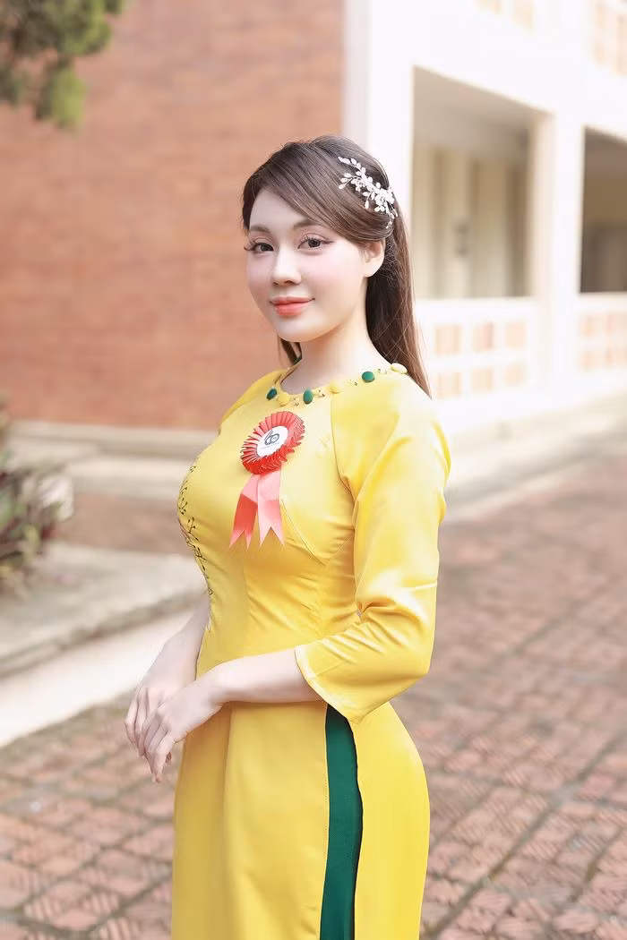 Khác với hình ảnh cô giám thị trong bộ áo dài trắng, Hà My khiến netizen "lóa mắt" với những bức ảnh thả dáng cực "khét" khoe thân hình cô nàng U30 "không chút mỡ thừa".