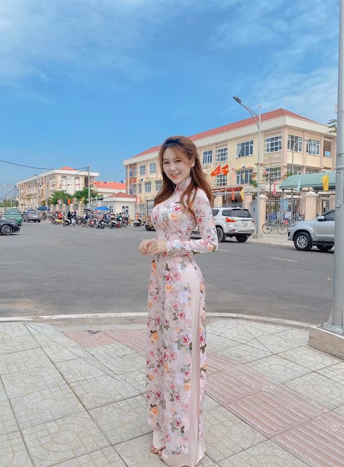 Sở hữu vẻ đẹp quyến rũ với nhan sắc không tì vết, Nam Trân đã không còn là cái tên xa lạ với giới trẻ. Cô nàng sinh năm 1996 nổi tiếng một cách bất ngờ với danh xưng "cô giáo nóng bóng nhất Việt Nam" vào năm 2018, cùng loạt ảnh đang là thực tập viên tại một trường tiểu học.