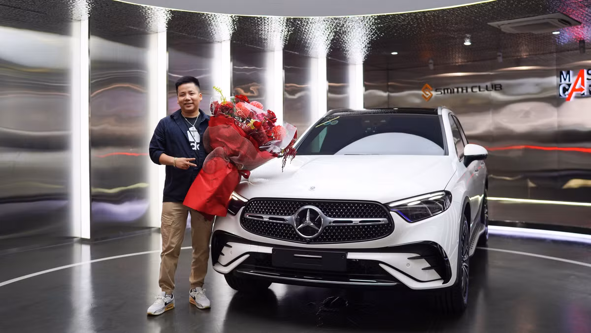 Và đúng như lời hứa, sau gần 2 năm, Khoa Pug về nước và quay trở lại showroom của Xuân Hoàn thực hiện theo lời cam kết trước đó.