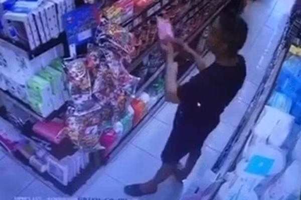 Da Nang: Tim duoc nguoi tam than boi nuoc bot len goi hang trong sieu thi