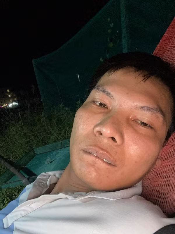 Cụ thể, YouTuber gốc Khánh Hòa mới đây đã đăng tải bức ảnh đang ngồi ăn bánh mì cùng với lời tâm sự khá khó hiểu: “Đẹp trai khổ quá các em à”.