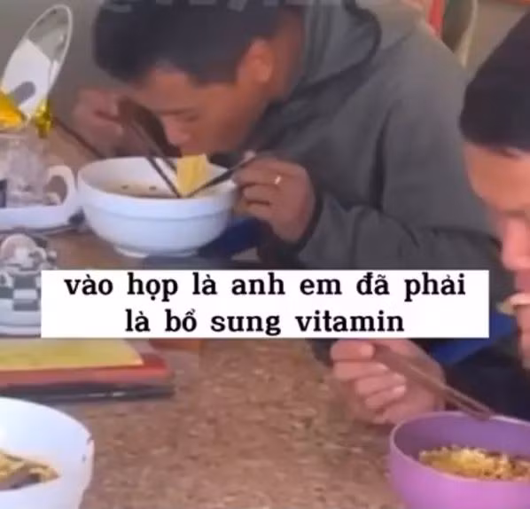 Hay trong một khoảnh khắc khác là hình ảnh Quang Linh đang ăn vội bát mì tôm trước khi vào họp. Tất cả đều được nấu ngay tại nơi làm việc, không quá cầu kỳ. Điều này khiến nhiều người vừa thương vừa thêm cảm mến một Quang Linh giản dị, gần gũi.