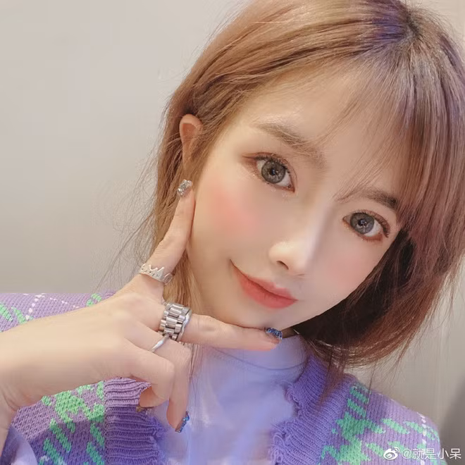Nhìn Tiểu Ngai già đi trông thấy với làn da khá nhăn, mũi và môi không quá hài hòa khiến cô nàng cũng mất đi độ sắc sảo, khả ái thường thấy.