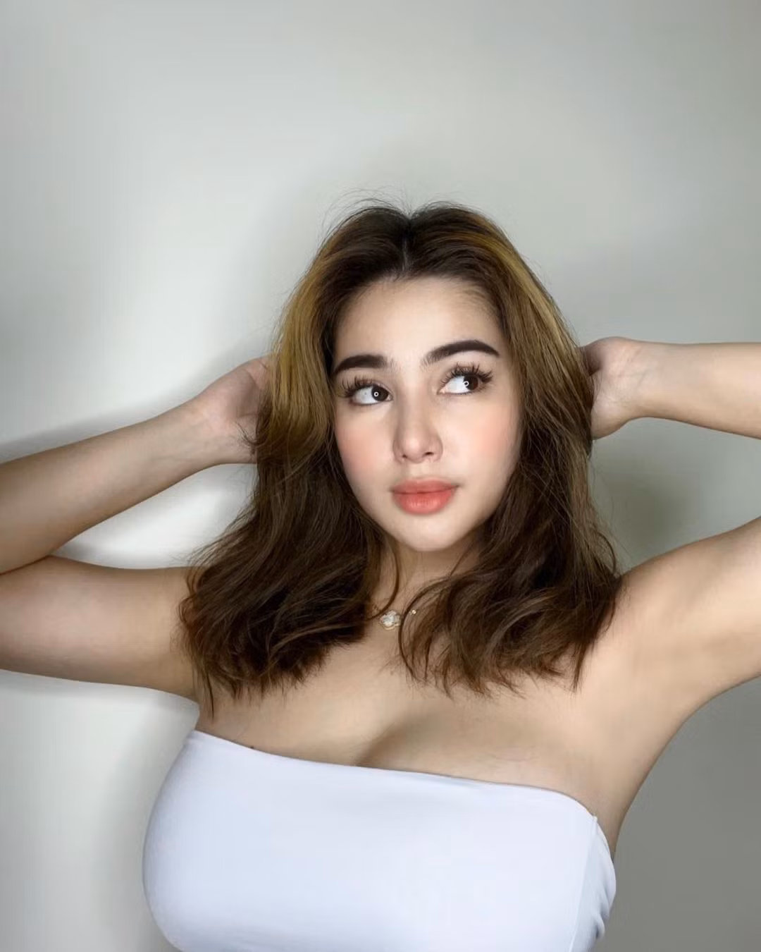 Mặc dù thân hình có phần đầy đặn nhưng Janeezhao lại biết cách kết hợp trang phục, phô diễn những lợi thế làm cho tổng thể trở nên cuốn hút hơn bao giờ hết.