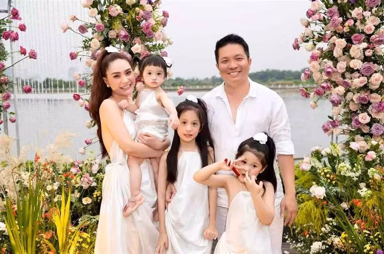Ba căn biệt thự được nữ đại gia quận 7 đăng tải bao gồm 1 biệt thự đơn hơn 20 tỷ, 1 biệt thự song lập hơn 16 tỷ và 1 nhà phố căn góc trung tâm hơn 14 tỷ.