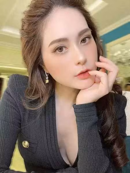 Ngoài những lần mạnh tay chi hàng hiệu, sắm siêu xe, Đoàn Di Băng còn gây chú ý khi là vợ doanh nhân bất động sản Nguyễn Quốc Vũ.