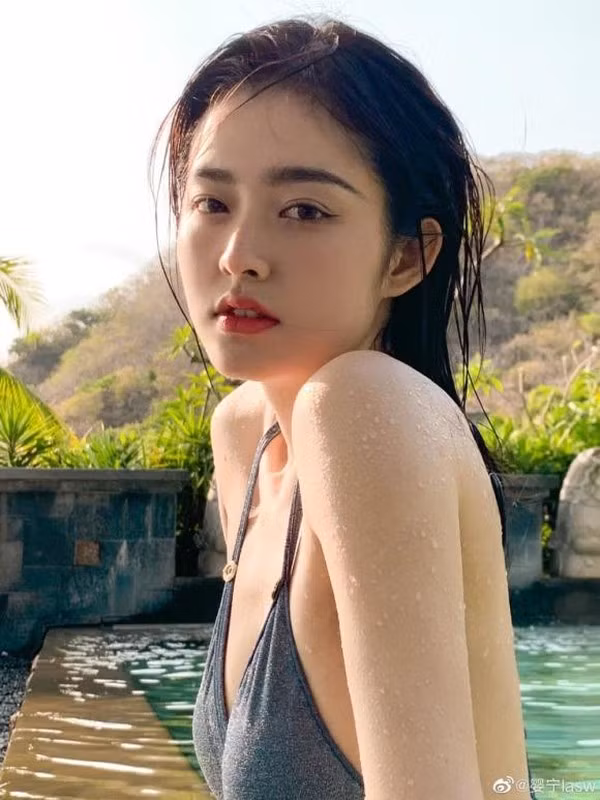 Ying Ning gây ấn tượng bởi nét đẹp ma mị cùng làn da trắng bóc.