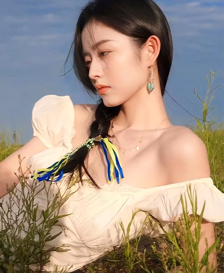 Chỉ ăn vận đơn giản, Ying Ning cũng gây được thiện cảm với người đối diện, cô còn lựa chọn make up tông tự nhiên để làm nổi bật đường nét trên khuôn mặt.