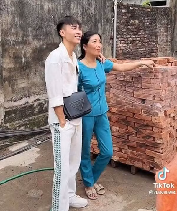 Khi thấy cơ ngơi của nam TikToker, anh chàng không khỏi thốt lên: "Thực sự rất ngưỡng mộ. Mới nổi một năm trên TikTok mà ông ấy đã xây được căn nhà chọc trời. Mình đi hát gần 20 năm trời mà đến bây giờ vẫn chưa thấy nhà đâu."