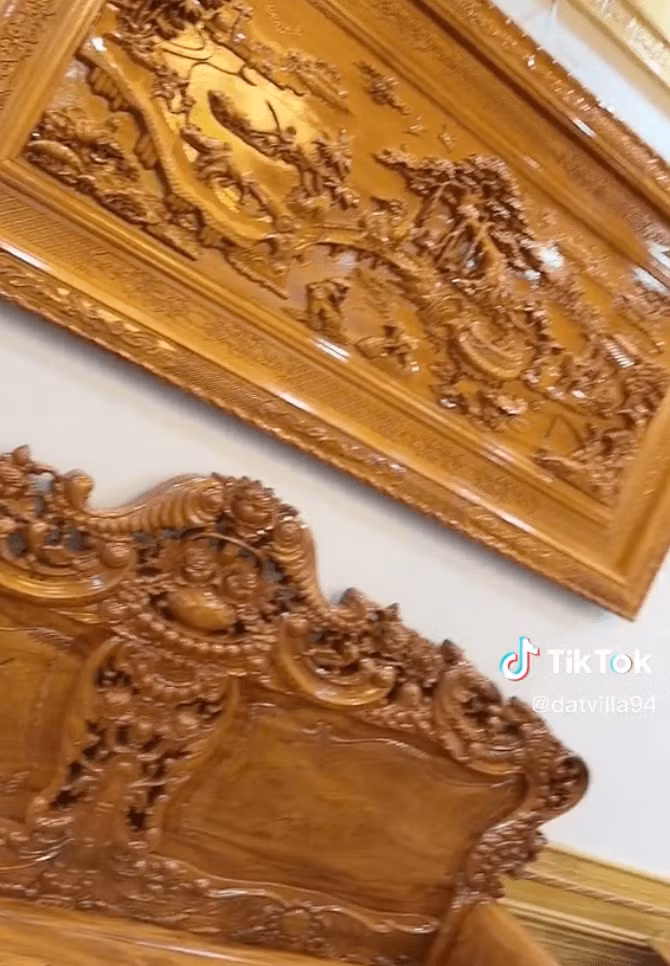 Hầu hết nội thất đều làm từ gỗ, giá trị không hề nhỏ. Ngoài nút bạc, nút vàng, nam TikToker còn treo rất nhiều ảnh cá nhân.