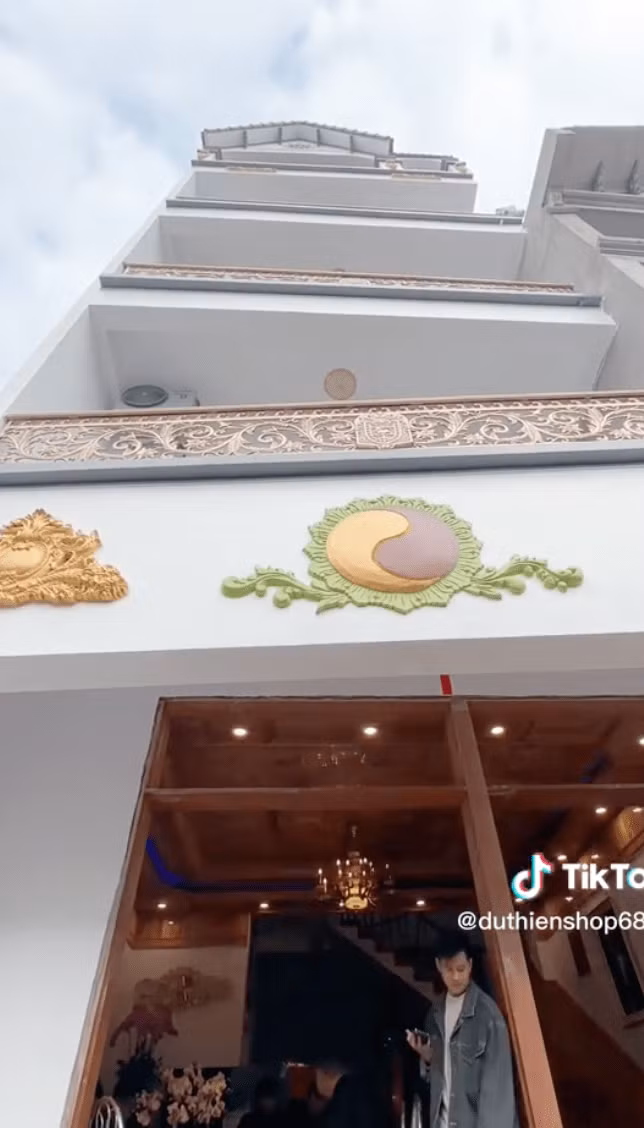Để mừng tân gia, Đạt Villa đã mời rất nhiều anh em thân thiết đến chung vui. Trong đó có cả ca sĩ Du Thiên - người từng song ca chung với Đạt Villa.