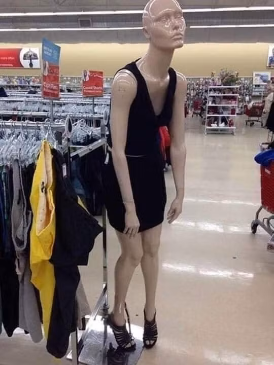 Ma-nơ-canh tạo dáng chẳng khác gì zombie.